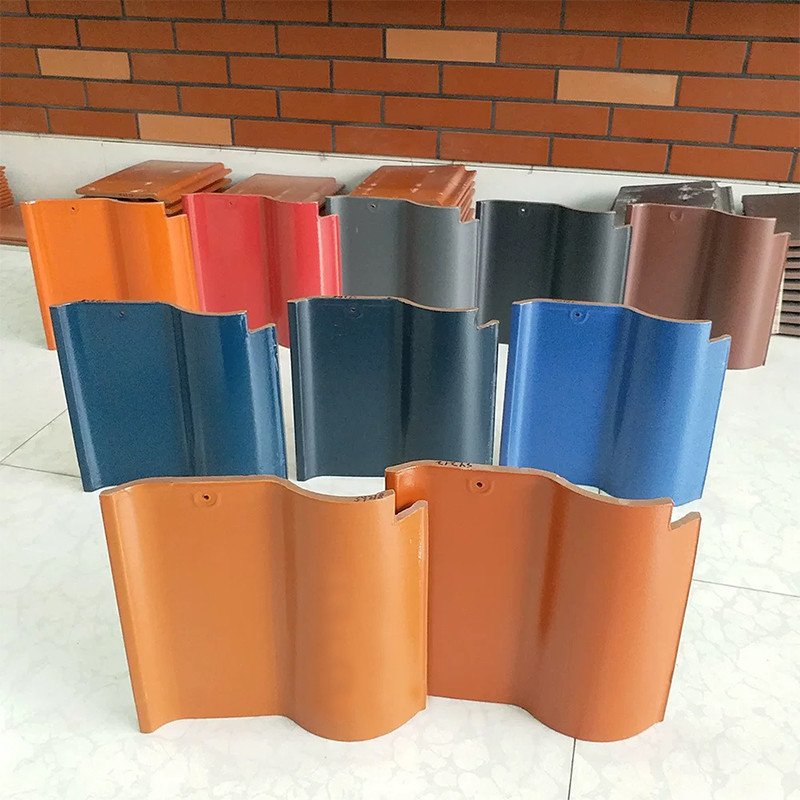 Colorido conjunto de tejas de techo español en forma de S Variedad de tonos Material duradero Elegancia arquitectónica Mejorar su techo