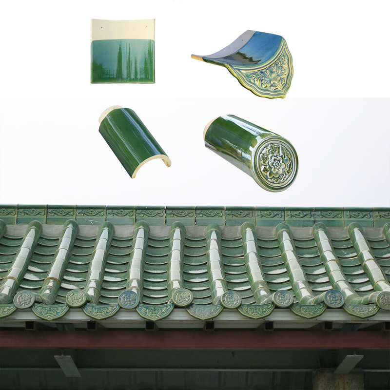 Los azulejos vidriados para el diseño tradicional del techo de color verde en el templo chino