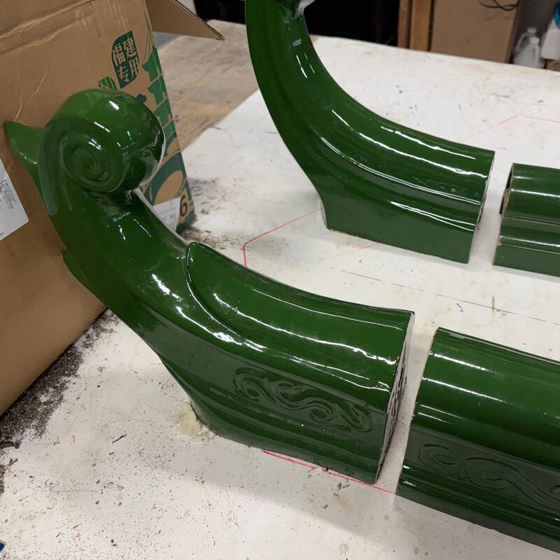 Pabellón de estilo chino con marco de madera y tejas vidriadas verdes, textura de madera retro, cenador de paisaje para patio, decoración natural para balcón