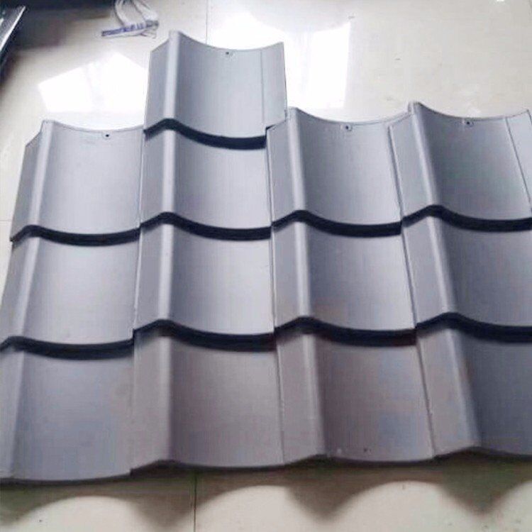 Teja de cerámica japonesa acabado esmaltado gris ahumado tradicional, tejas de tejado Kawara japonesas auténticas a la izquierda del hastial