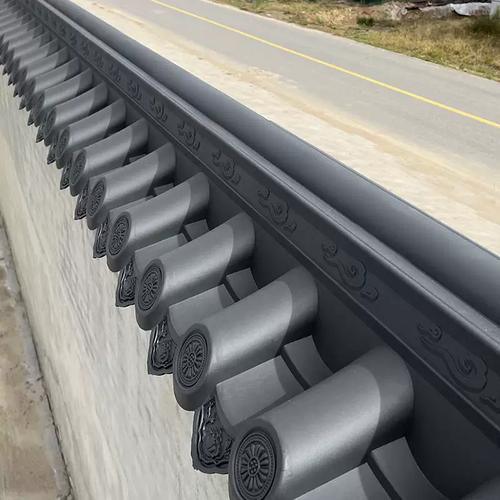 Tejas de cumbrera de plástico ligeras chinas resistentes a los rayos UV, cubierta de cumbrera de polímero roja y negra para muros de jardín y tejados de pabellón
