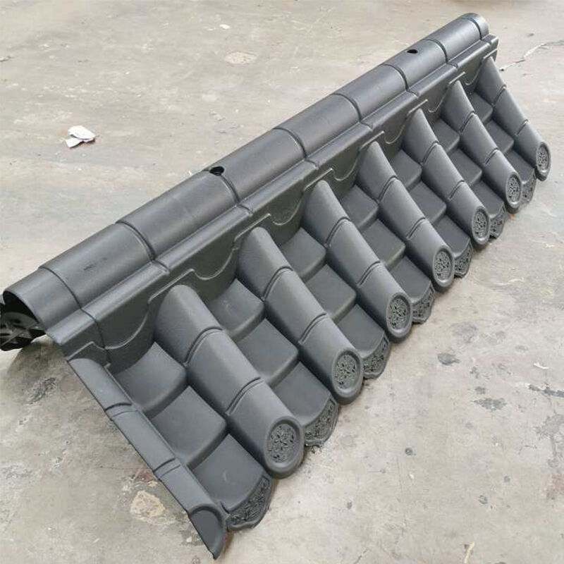 Tejas de cumbrera de plástico ligeras chinas resistentes a los rayos UV, cubierta de cumbrera de polímero roja y negra para muros de jardín y tejados de pabellón